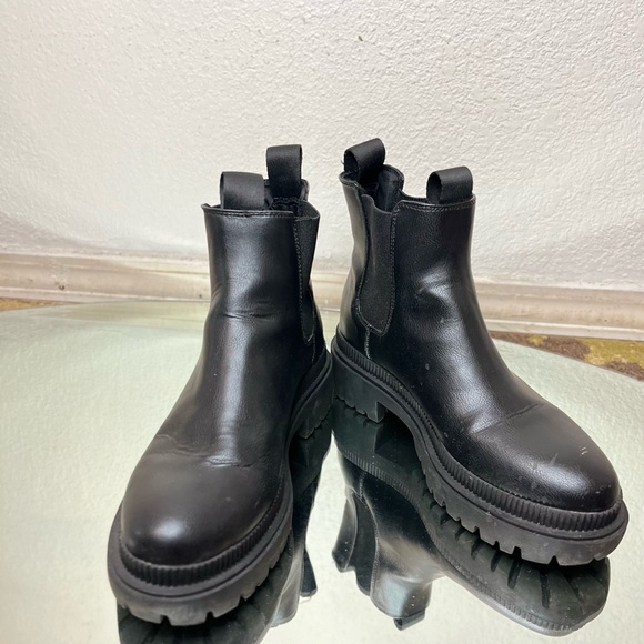 Chunky Chelsea Booties with elasticized side panels and a loop at back. SIZE 9 - Picture 6 of 8